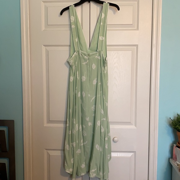 Forever21 green and white floral pinafore dress - Picture 3 of 3